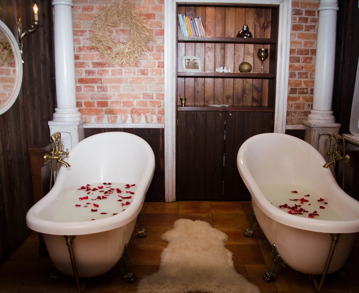 Divas spa vannas pildītas ar pienu un rožu lapiņām
